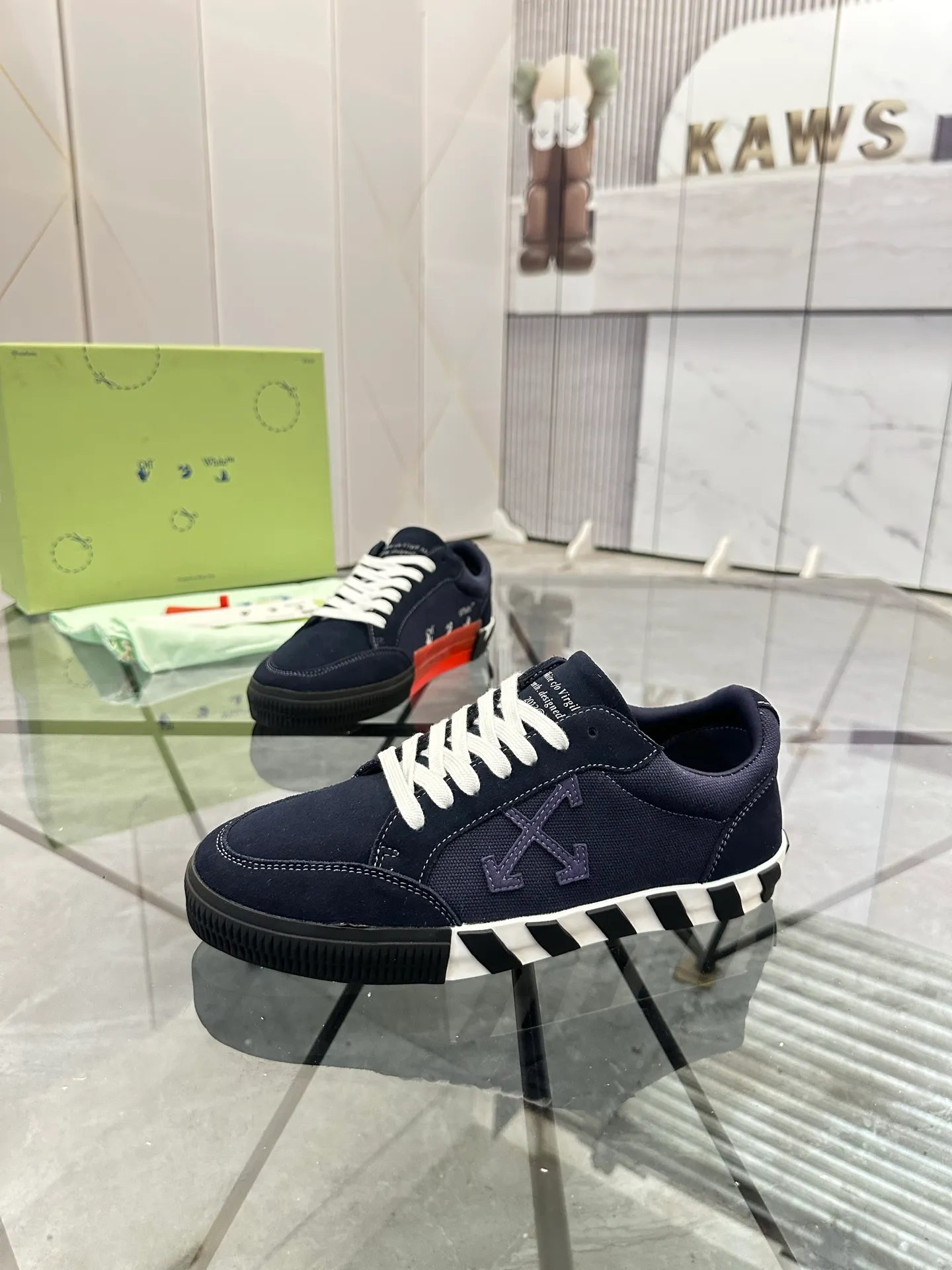 Selling men's shoes 💰: 💰P440¥ Product trademark: OFF WHITE * "OFF WHITE*" low-top casual shoes Regular size: 35-45 (can be customized to 46) Couple style Product materials: imported nubuck leather upper spliced ​​with original fabric, breathable lining, original outsole. No.: H203